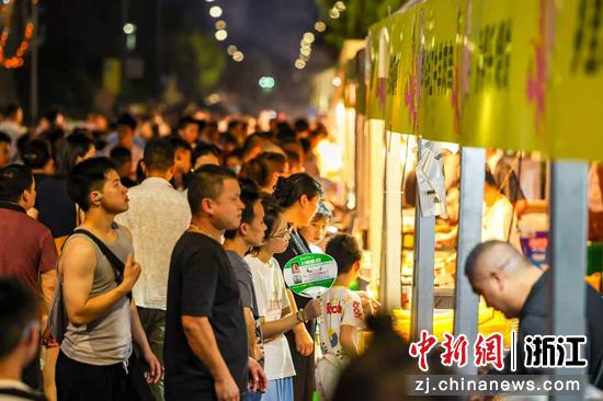 夜宵摊前,熙熙攘攘的客群。吴拯 摄 夜宵摊前,熙熙攘攘的客群。吴拯 摄