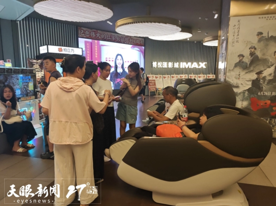 李莹莹一家领取电影票后研究票根。
