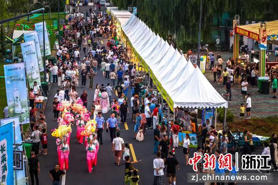 美食市集,吸引了大量民众前来消费。吴拯 摄 美食市集,吸引了大量民众前来消费。吴拯 摄
