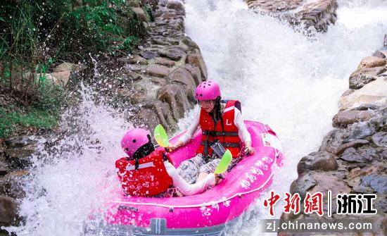 近日,游客在体验桃花源漂流。(桃花源漂流景区供图) 近日,游客在体验桃花源漂流。(桃花源漂流景区供图)