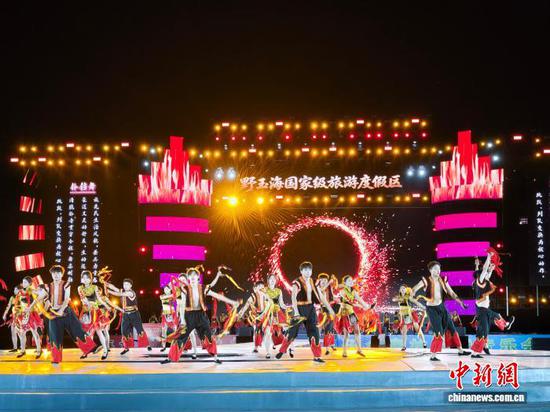 图为7月18日晚举行的2026贵州野玉海·海坪彝族火把季开幕式现场。(水城区委宣传部供图)