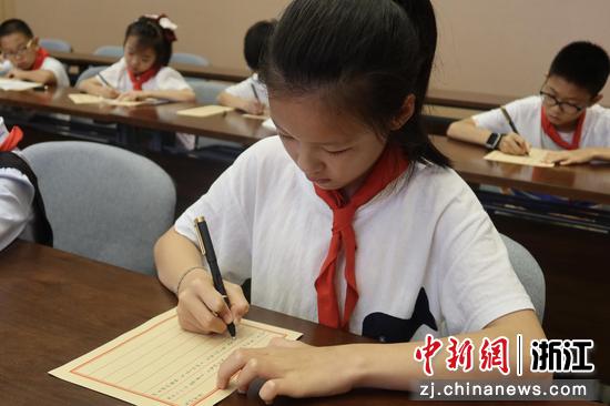 近日,青少年正在书写“梦想档案”。孙琳茹 摄 近日,青少年正在书写“梦想档案”。孙琳茹 摄
