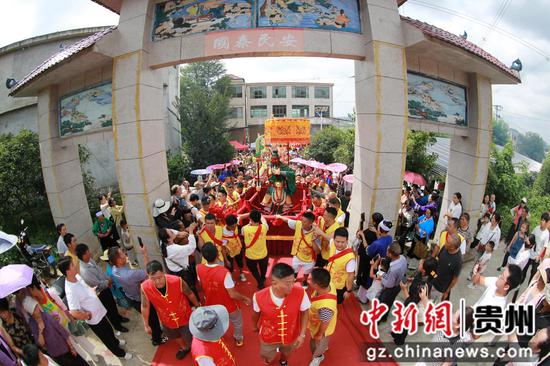“六月六”抬关公民俗活动现场。吴忠贤摄