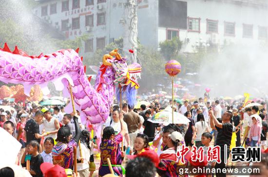 图为2026年7月18日，剑河县“六月六”水龙狂欢活动现场。杨家孟 摄