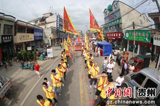 “六月六”抬关公民俗活动现场。吴忠贤摄