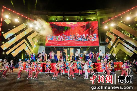 台上的苗族舞蹈正在表演。