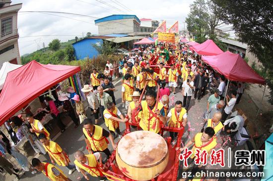 “六月六”抬关公民俗活动现场。吴忠贤摄