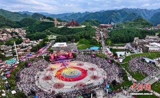 图为7月18日游客在野玉海国家级旅游度假区游玩。(水城区委宣传部供图)