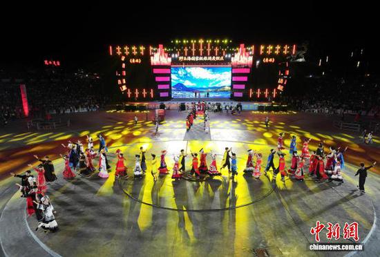 图为2026贵州野玉海·海坪彝族火把季18日晚在六盘水市水城区海坪彝族文化小镇开幕。(水城区委宣传部供图) 图为2026贵州野玉海·海坪彝族火把季18日晚在六盘水市水城区海坪彝族文化小镇开幕。(水城区委宣传部供图)