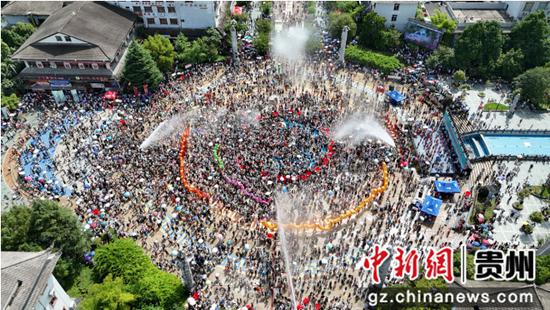 图为2026年7月18日，剑河县“六月六”水龙狂欢活动现场。熊兴富 摄