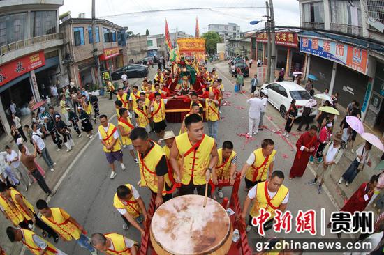 “六月六”抬关公民俗活动现场。吴忠贤摄