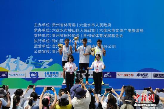 图为2026六盘水马拉松赛事活动颁奖现场。郭君海 摄 图为2026六盘水马拉松赛事活动颁奖现场。郭君海 摄