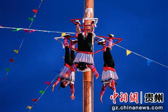 踩月亮的节目正在表演。