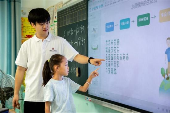 学生认真学习环保知识。朱祥
