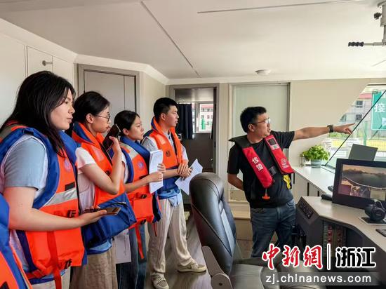 “惊蛰号”船长向实践团成员介绍电动船舶的运行特点。湖州师范大学供图