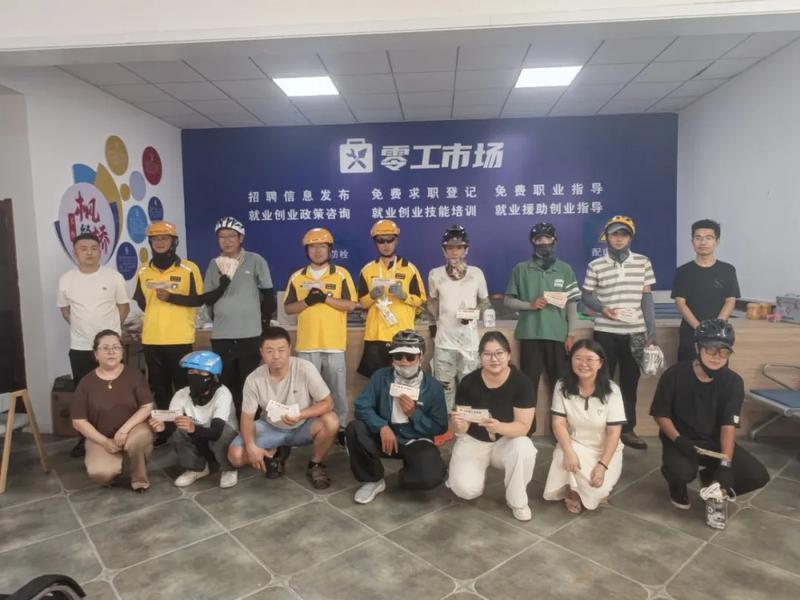 骑手们拿到了早餐券,一个个笑容满面。龙琪琪 摄 骑手们拿到了早餐券,一个个笑容满面。龙琪琪 摄