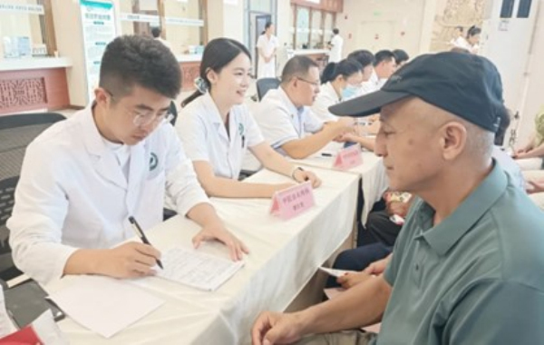 本次活动坚持医共体上下联动、资源共享，由医共体总医院统筹辖区基层卫生院、妇幼保健院、维吾尔医医院共同参展。现场集中陈列特色诊疗器械，医护人员现场演示民族医、中西医实操技法，直观展现博乐市多元医药融合发展成果。