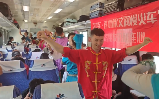 精彩舞蹈轮番登场。伊尔潘 摄