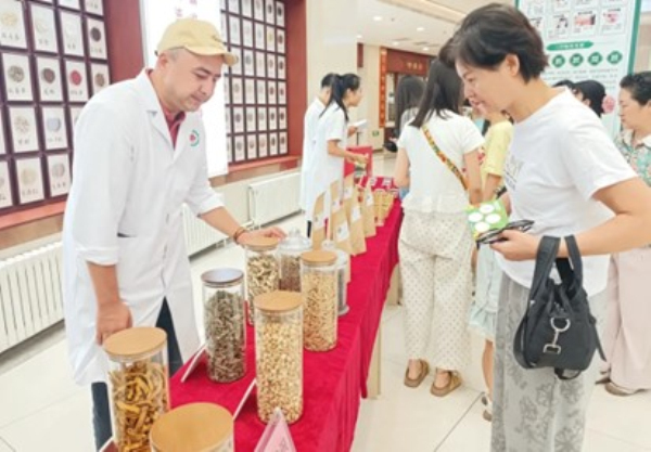 本次文化节搭建一站式便民健康服务平台，设置专家义诊、特色医药联展、健康科普、养生品鉴、趣味互动五大功能板块，整合中西医、维吾尔民族医药资源，全方位展现各类特色诊疗技术与独特优势，内容丰富、形式新颖。