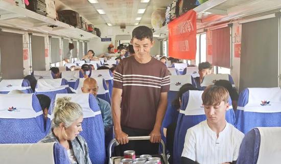 农户向旅客推介农特产品。伊尔潘 摄