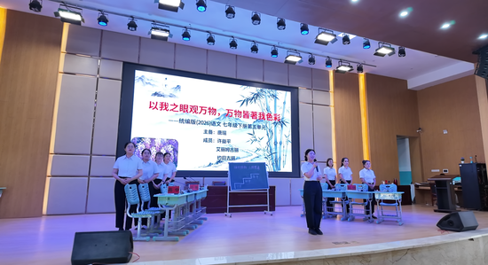 成果汇报现场，各班级学员通过教学设计展示、模拟授课、情景式教学、案例剖析等多种形式，生动呈现12天研修的丰硕收获。