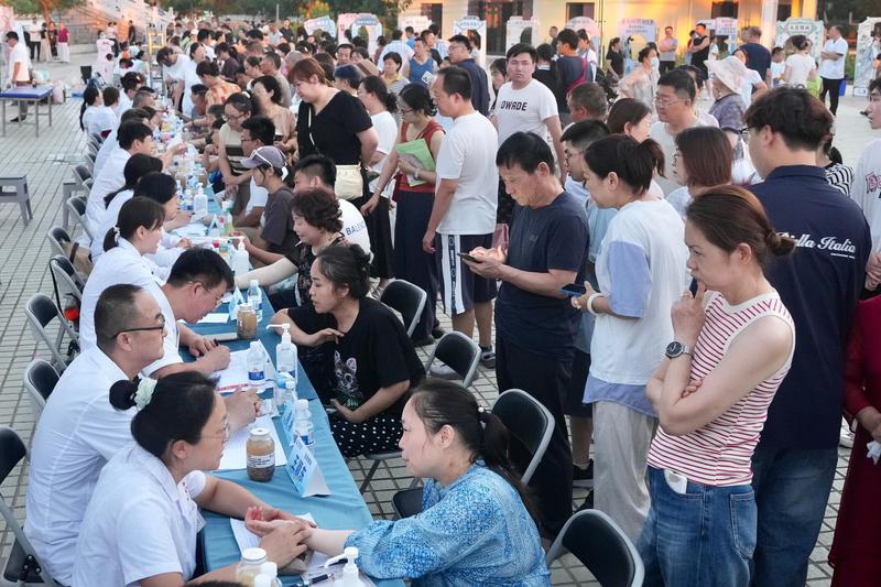 医生现场把脉问诊,细致讲解养生调理方案,众多市民有序排队咨询就诊。克拉玛依融媒记者 崔文娟 摄 医生现场把脉问诊,细致讲解养生调理方案,众多市民有序排队咨询就诊。克拉玛依融媒记者 崔文娟 摄