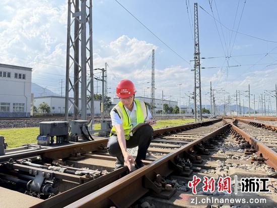 舒坚毅在巡场。浙江幸福轨道公司&nbsp;供图