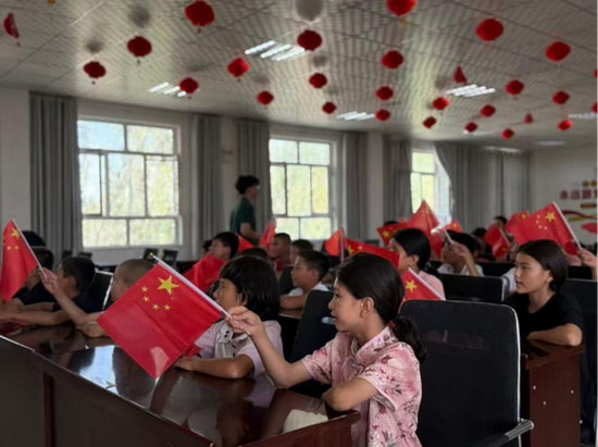 同学们齐唱《我和我的祖国》，拉开本次推普课堂序幕。