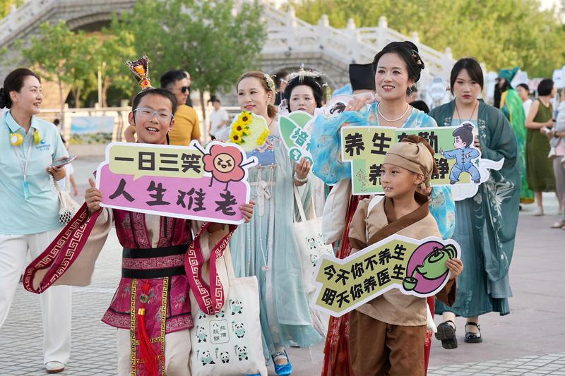 古风养生巡游队伍亮相活动现场,以新颖有趣的方式普及中医养生知识。克拉玛依融媒记者 崔文娟 摄 古风养生巡游队伍亮相活动现场,以新颖有趣的方式普及中医养生知识。克拉玛依融媒记者 崔文娟 摄