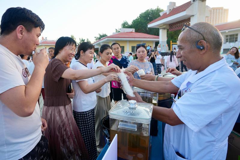 市民在品尝清肝明目茶、百合安神茶等中药茶饮。克拉玛依融媒记者 崔文娟 摄 市民在品尝清肝明目茶、百合安神茶等中药茶饮。克拉玛依融媒记者 崔文娟 摄