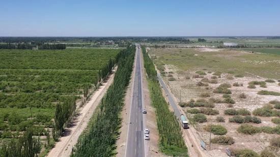 航拍农村公路及配套辅道施工现场。