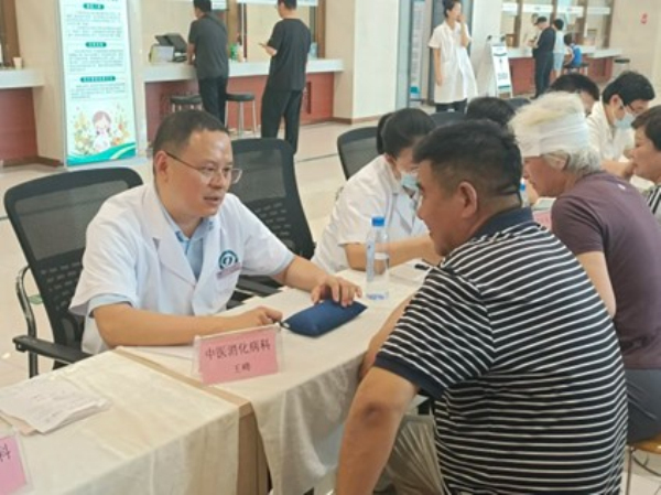 活动在舒缓雅致的乐曲中拉开帷幕，集体八段锦展演率先登场。表演者动作舒展柔和，一招一式尽显中医养生文化魅力，生动传递科学养生理念，为整场文化节营造浓厚传统养生氛围。