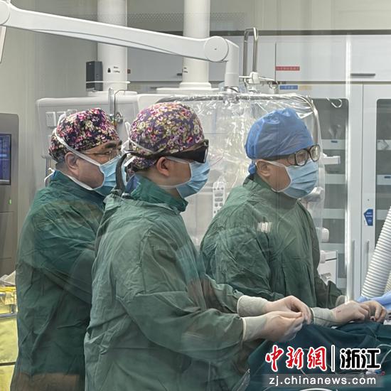 图为团队在手术中。浙大二院供图 图为团队在手术中。浙大二院供图