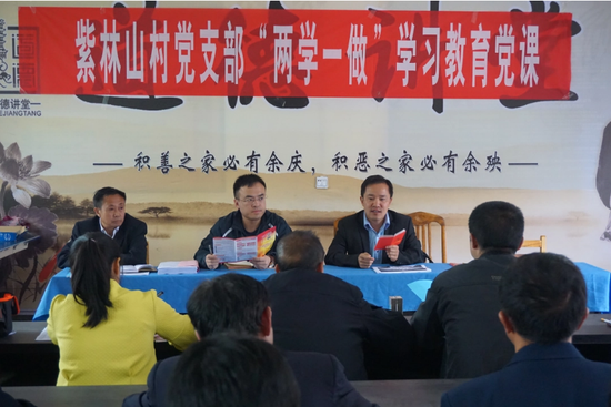 张明吉（中）组织党员干部上党课。 图片由受访者提供。