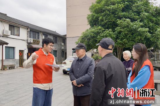 浙小匠青年设计师询问村民改造需求。&nbsp;&nbsp;陈诺&nbsp;摄