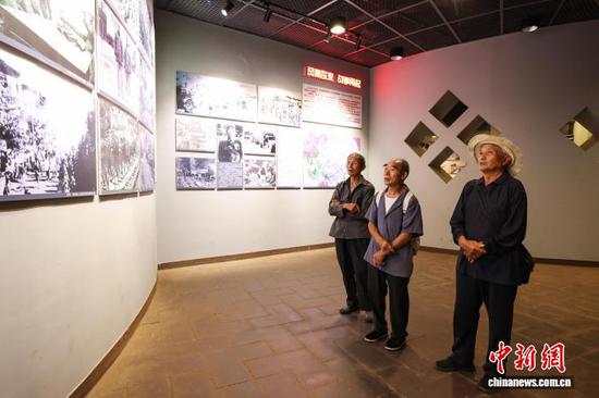7月21日，民众在二十四道拐展览馆参观。中新社记者 瞿宏伦 摄