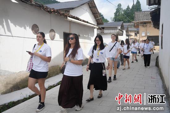 实践队师生走进高坪，探寻生态乡村发展新路径。“时尚青畲”实践队员&nbsp;供图