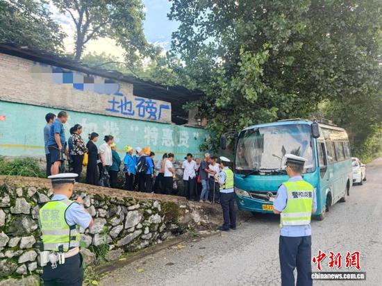 图为凯里交警查获一起客运车辆超员的交通违法行为。　贵州交警供图