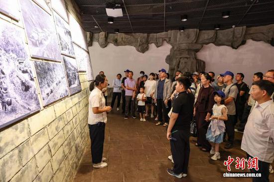 7月21日，民众在二十四道拐展览馆参观。中新社记者 瞿宏伦 摄