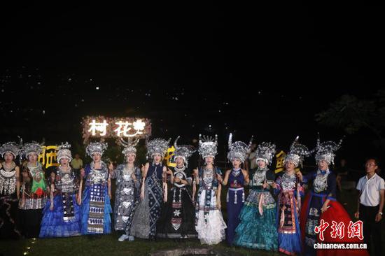 图为民族时装秀。吴治均 摄