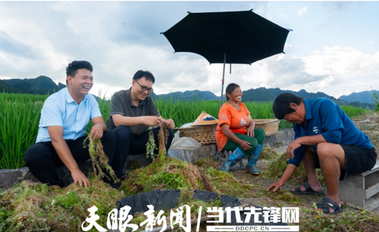 马一博(左二)和群众共同劳作。郑轩奇 摄
