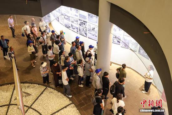 7月21日，民众在二十四道拐展览馆参观。中新社记者 瞿宏伦 摄