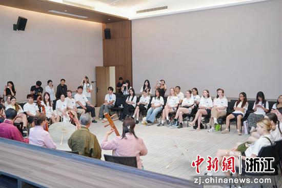 队员欣赏昆曲表演，聆听昆曲十番乐器介绍。“时尚青畲”实践队员&nbsp;供图