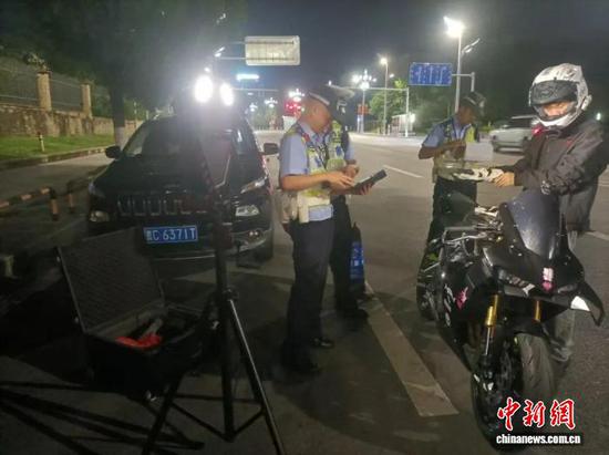 图为遵义交警开展“飙车炸街”专项整治行动现场。　贵州交警供图
