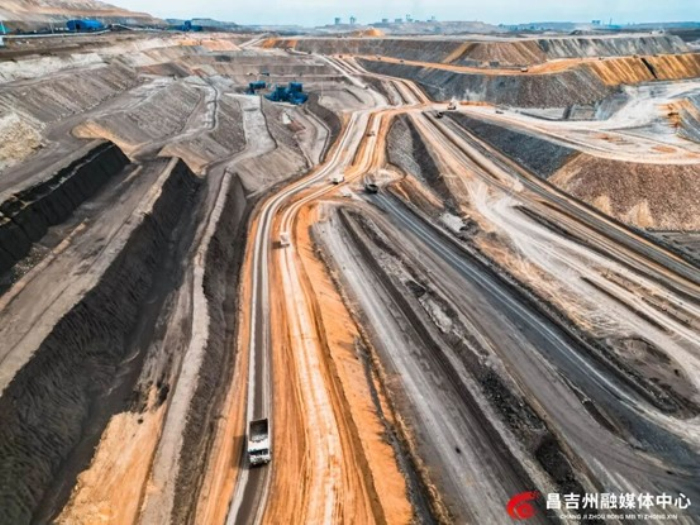 7月7日，新疆宜化矿业有限公司五彩湾一号露天煤矿，一辆辆无人矿卡满载煤炭外运。常谊谊 摄