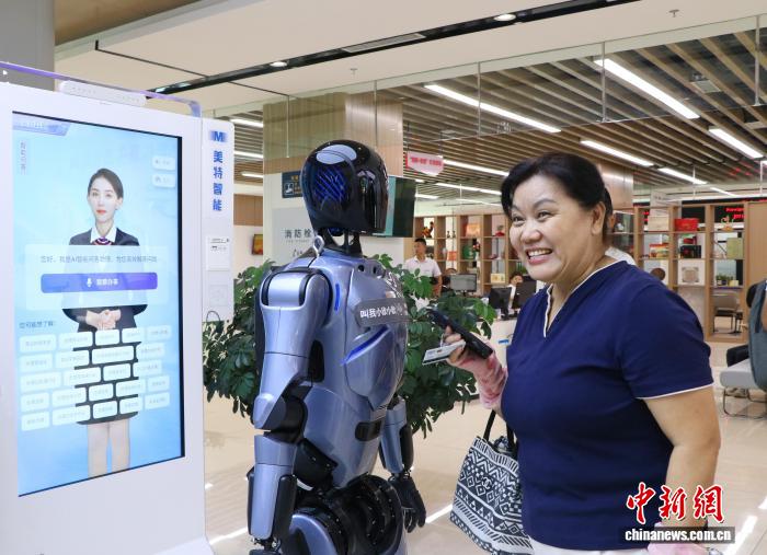政务服务人形机器人在乌鲁木齐“上岗”