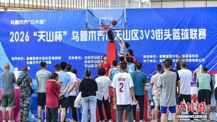 乌鲁木齐:3V3街头篮球联赛精彩上演 乌鲁木齐:3V3街头篮球联赛精彩上演