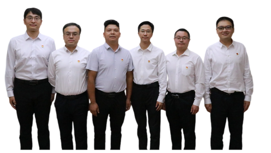 张明吉（左二）、曲佳（左一）、刘正祥（右二）、王少锐（右三）、马一博（右一）与村党委书记韦世贵（左三）合影。 图片由受访者提供