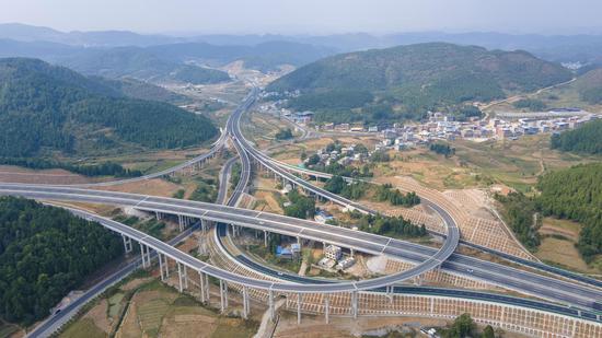 岑巩县天星乡河塘村，S32玉新高速 、S19玉江高速交通枢纽。胡国鑫 摄