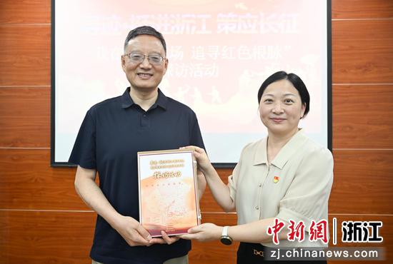 　　
图为：探访团、宣讲团、青年干部围绕传承伟大长征精神、红色档案赋能共富等进行了现场交流，书写感言并留存归档。中新社记者 王刚 摄